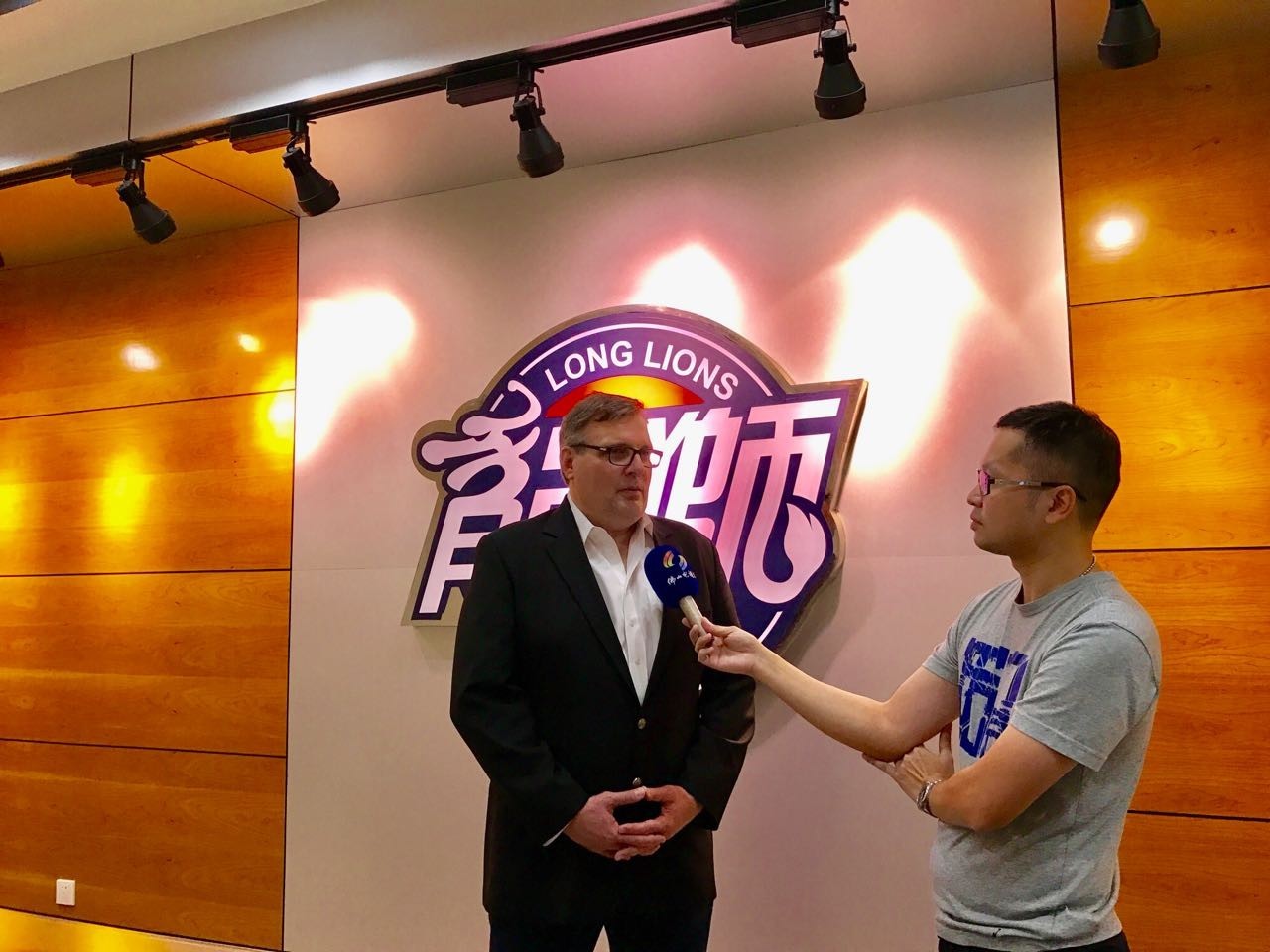 小牛队主教练宣布离队，球队寻找新带队人选的简单介绍